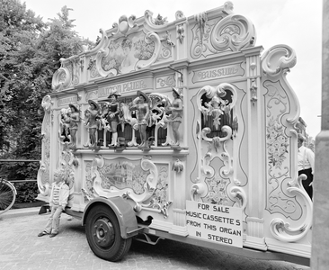 884991 Afbeelding van een draaiorgel op de Brigittenbrug over de Nieuwegracht te Utrecht. Het draaiorgel speelt daar ...